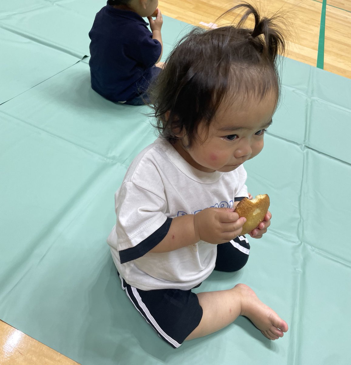 9725nana's tweet photo. 両方とも90サイズなのにサイズ感全然ちゃう🫢💭
なんなら今年の夏も80サイズでいけそうな我が子 https://t.co/CuLO286cO4