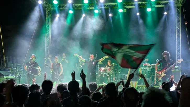 Fermin Muguruzak sua piztu du Erromako gau beroan
naiz.eus/es/gaiak/notic…
Banda Bassottiren ondoren jo du Irungoak Italiako hiriburuko Circolo Concetto Marchesi gunean