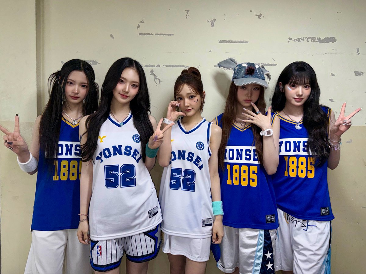 [📸] 
250608 #연세대학교 아카라카

푸른 물결로 물들여주신 연세인 여러분! 
KiiiKiii 가슴속에 영원히 남을 사랑이어라🦅💙

#KiiiKiii #키키