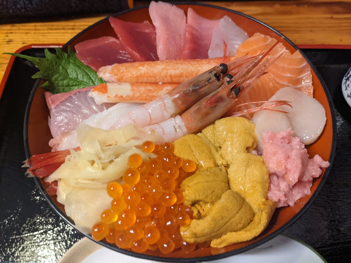 N_ASHITAKA's tweet image. 私はコスプレ前はほとんど飯を食わない🤔
イベントで写真撮って貰った時にお腹出てたら、ローレシアの王子のイメージダウンだからね😵
その分、コスプレ後思い切り食うのだっ😆
お寿司、海鮮丼、ホッキ貝カレー、味噌ラーメン♥
昨日今日と、北海道グルメ堪能しました😉
さらば北の大地✈️