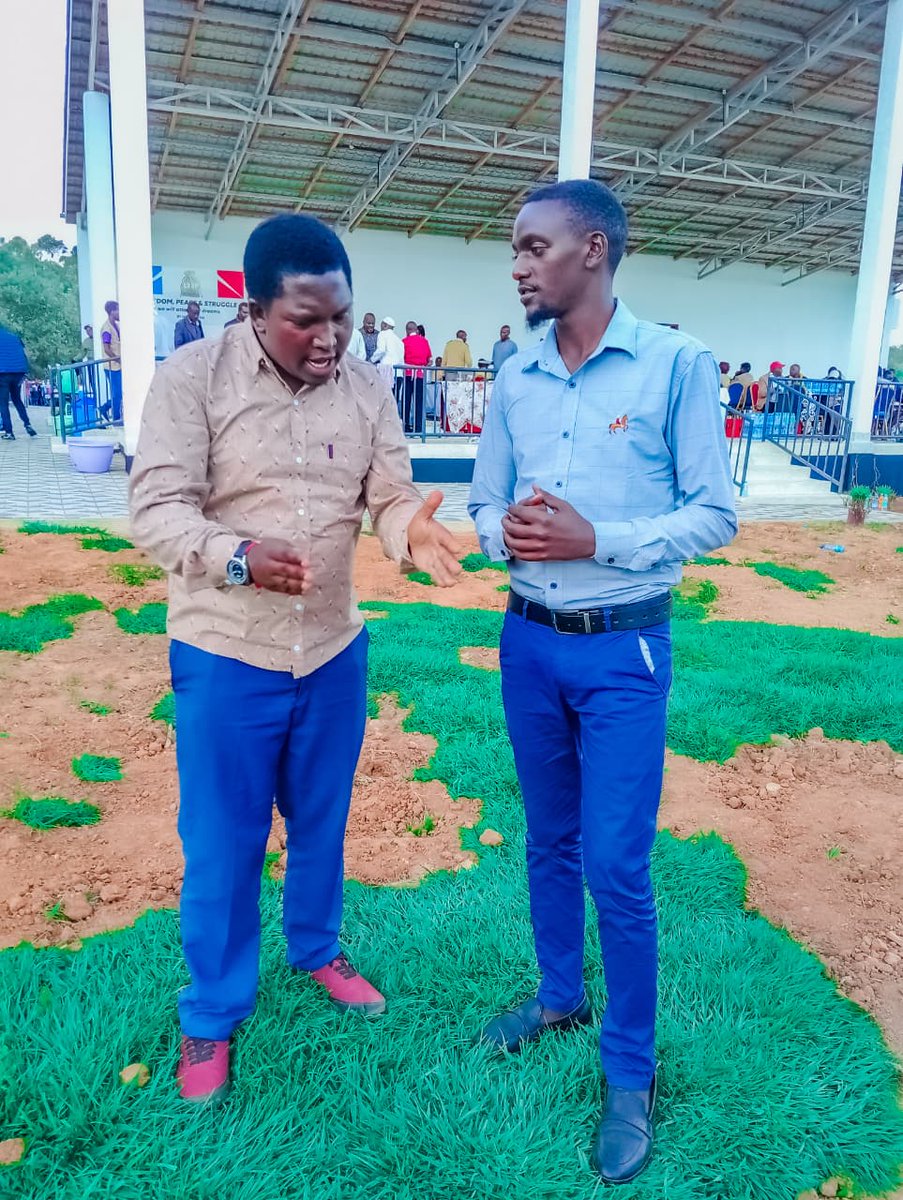 CaptainMutuku's tweet photo. Dissecting important data to my cuzo #Hi cousin 📷📷 https://t.co/RckTx4aCCO