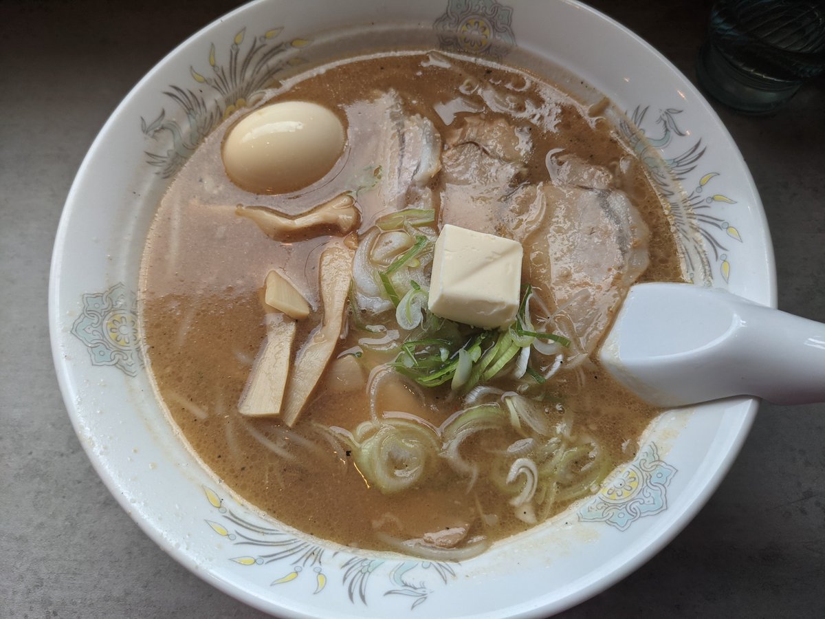 N_ASHITAKA's tweet image. 私はコスプレ前はほとんど飯を食わない🤔
イベントで写真撮って貰った時にお腹出てたら、ローレシアの王子のイメージダウンだからね😵
その分、コスプレ後思い切り食うのだっ😆
お寿司、海鮮丼、ホッキ貝カレー、味噌ラーメン♥
昨日今日と、北海道グルメ堪能しました😉
さらば北の大地✈️