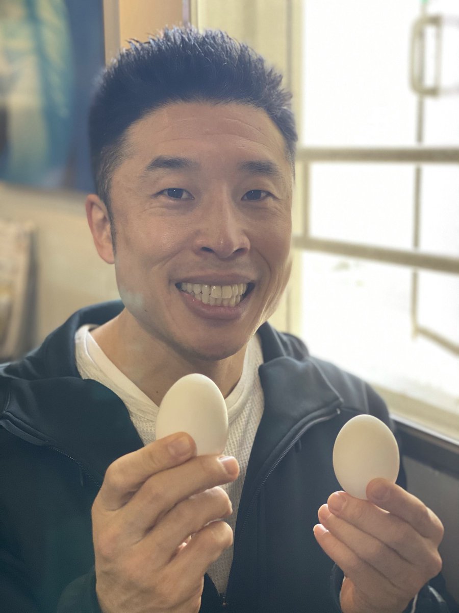 kinnikun0917's tweet photo. 僕が思う最強のタンパク質食材は「卵」です。

1個(Ｍサイズ)75kcal、たんぱく質約7g

ビタミンCと食物繊維以外、全ての栄養素を含む完全栄養食品と言われております。

特におすすめは「半熟卵」です。
※最強の半熟卵の作り方はYouTubeで「なかやまきんに君 ゆで卵」で検索してみて下さい。

半熟卵にすると、栄養素の吸収率、生体利用率が高くなる。

持ち運びも出来て、消化にも良いので僕は毎日2〜5個食べています。
※体質に合わない方はお気をつけてください。

卵を食べるとお笑い筋肉も増えた気がします。

新ギャグが出来ました。

卵(ラン)グラス〜(3、4枚目)

(大爆笑)

皆さんの最強のタンパク質食材は何ですか？

パワー
なかやまきんに君