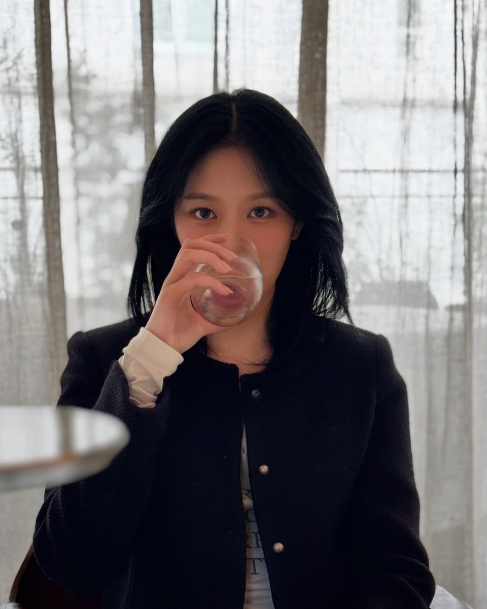 LoossembleBR_'s tweet image. [💌|08.06.25] 

👤: Então podemos esperar ansiosos pelo Loossemble?
🐱: Não aguardem por isso.
🐱: Não se machuquem de forma desnecessária.
🐱: Se pudéssemos estar no Loossemble, estaríamos. 
🐱: Mas não podemos.
🐱: Então eu tentarei ao menos estar ativa solo.

#LOOSSEMBLE