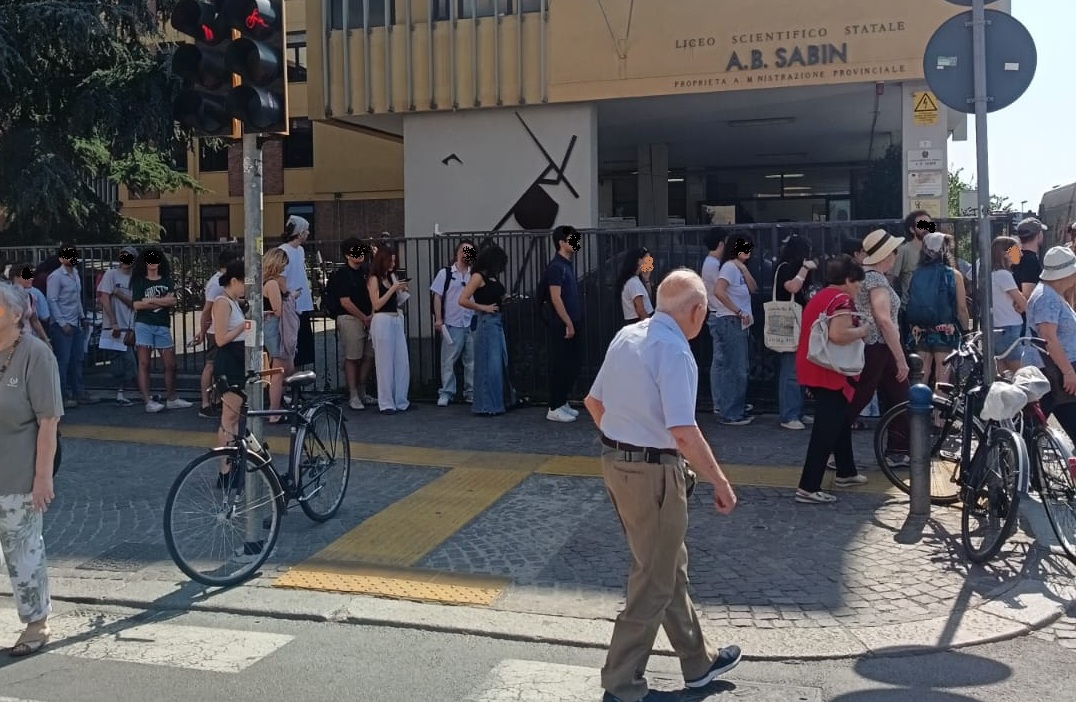 MatPicc's tweet photo. Coda infinita a Bologna per il voto dei fuori sede! Crediamoci 💪💪💪 #iovoto #iovoto5si 
#referendum2025 #Referendum #fuorisede #Bologna #EmiliaRomagna https://t.co/MBmbZlbHRt