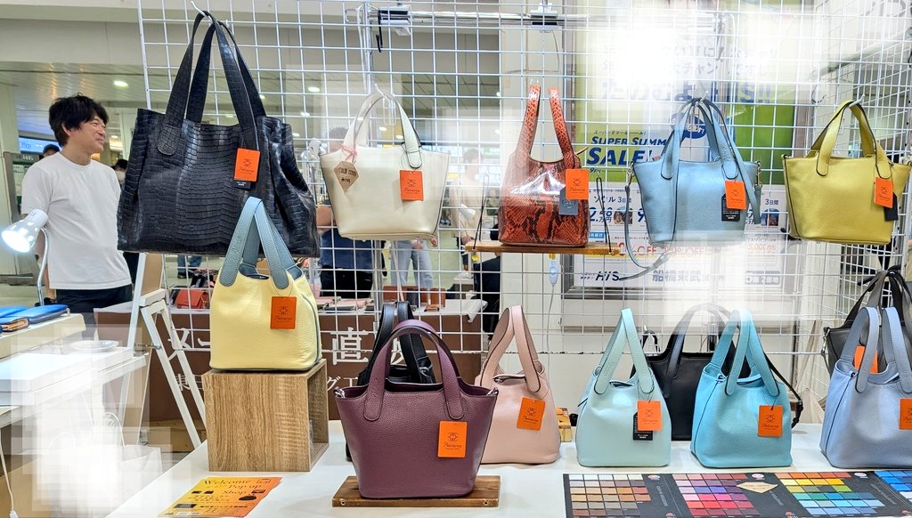 JLIAtweet's tweet photo. 【イベント】「TLGFC」
「TOKYO LEATHER GOODS FACTORY COLLECTION(#TLGFC)」が
が6月11日まで、船橋駅構内コンコース(東武百貨店船橋店1階入り口前催事場)で開催中です!
丸の内と会期が重なりますが、腕利きメーカーが参加しています。
https://t.co/mz7rjBhEgB https://t.co/Y7BsnDI3Xp