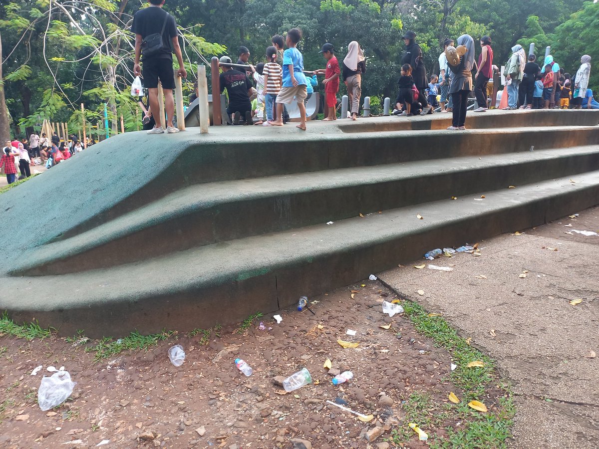 mashimarulan's tweet photo. Miris banyak warga yg buang sampah sembarangan, jelas2 ini di Taman Umum, yg notabene publik pakai. Padahal sudah sedia banyak titik tong sampah. Mending dikaji ulang rencana buka taman 24jam. Daripada malah makin ngerusak yg ada.. @tamanhutandki @DKIJakarta https://t.co/XmhKf22ngF