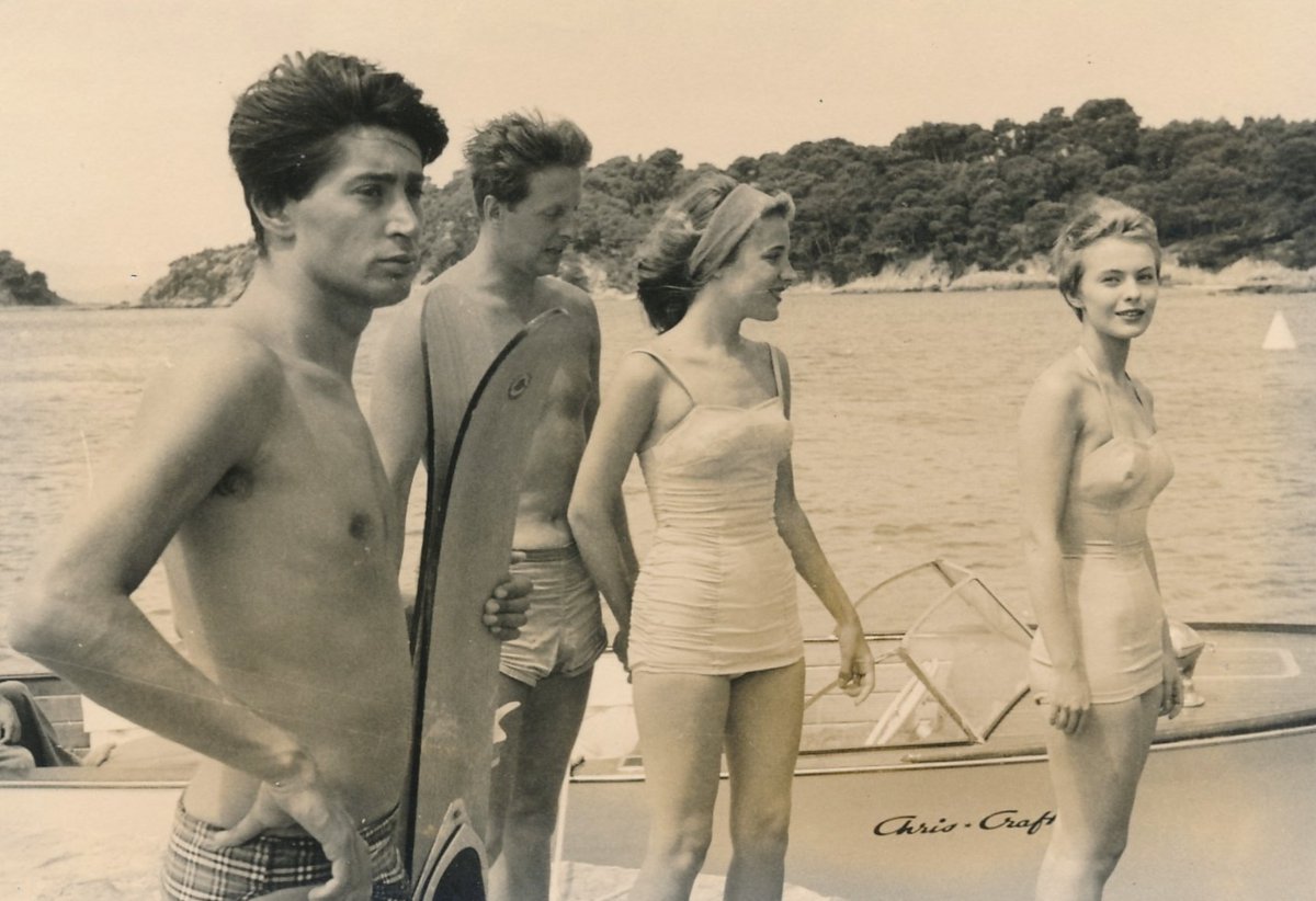 Jean Seberg et son 1er mari, le jeune avocat François Moreuil, été 1958. Elle a 20 ans.
L'année d'après, Jean rencontrera Romain Gary au consulat de France de LA, puis elle quittera son mari pour l'écrivain, au printemps 60.
Entre-temps, elle a joué dans À bout de souffle.