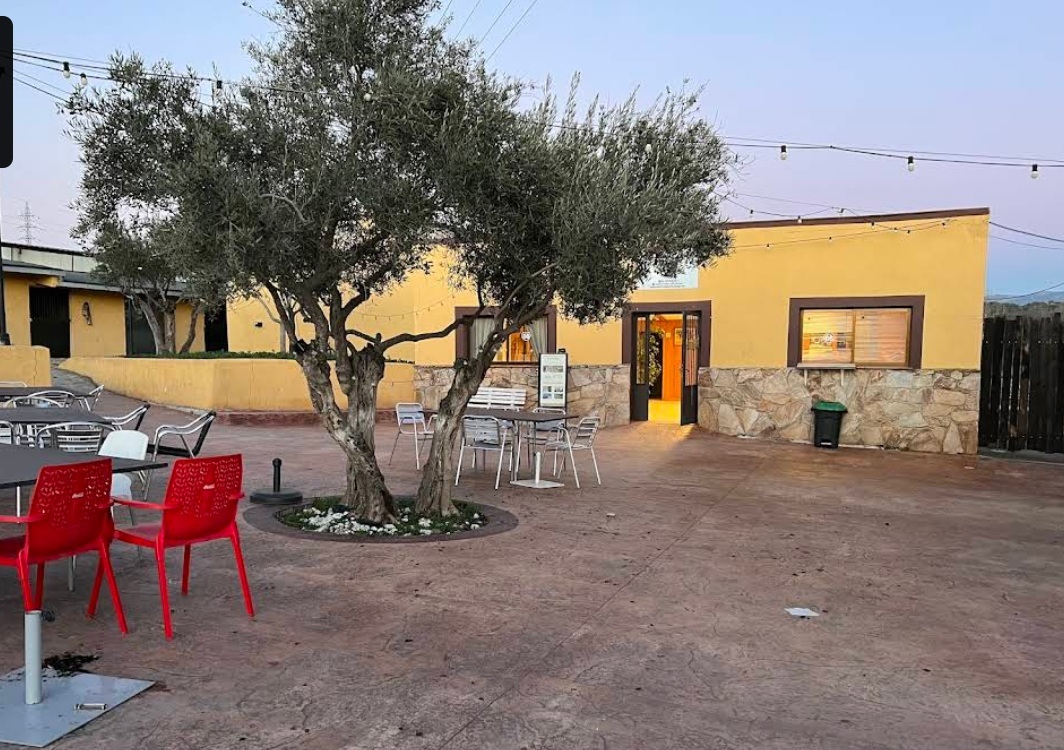 El hambre ya apretaba y comimos mejor que bien en el Restaurante La Plaza del Olivo en #BuitragodeLozoya. Una auténtica locura los torreznos de Soria y las carrilleras al vino 😋. Nos acompañaba la encantadora Judith embajadora de <a href="/heymondoes/">Heymondo 🌎</a>