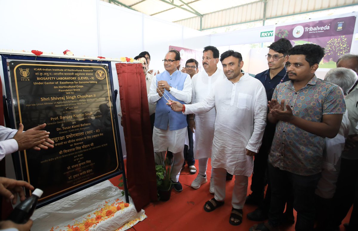 DrSudhakar_'s tweet photo. During the visit, Shri Shivraj Singh Chouhan Ji interacted with the institute’s scientists and reviewed the newly released high-yielding and resilient horticultural varieties developed by IIHR and also visited the farmers' exhibitions.
#11YearsOfKisanSamman
#ViksitKrishiAbhiyan
#viksitkrishisankalp2025