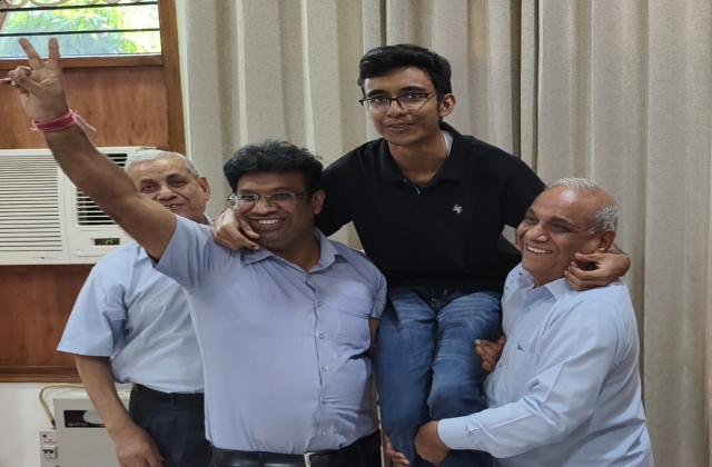 HaryanaKesari's tweet image. हिसार के सक्षम जिंदल ने जेईई एडवांस में ऑल इंडिया में दूसरी रैंक हासिल की है। सक्षम जिंदल ने जेईई मैन्स में पूर्ण 100 पर्सनटाइल स्कोर हासिल कर ऑल इंडिया रैंक में 10 वां स्थान प्राप्त किया था।
#Haryana #JEEAdvancedResult #Hisar #SakshamJindal