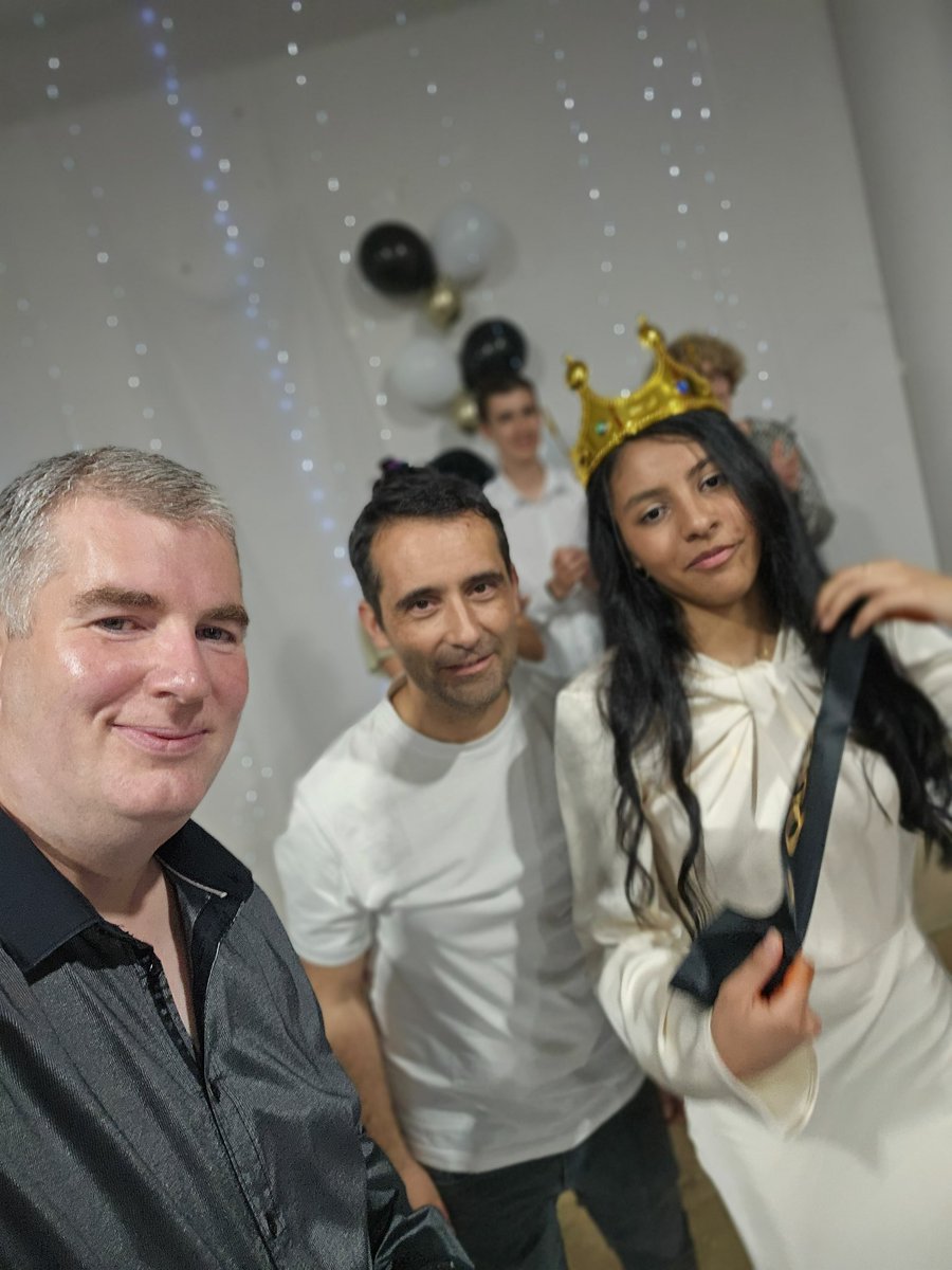 ChristVdbPro's tweet image. Superbe soirée le vendredi 6 juin 2025, merci à M @CEGivors2020 pour la mise à disposition de la salle, merci aux parents d élèves plus 220 jeunes présents. Bonne chance pour le Bac et merci pour cette soirée magnifique @academielyon