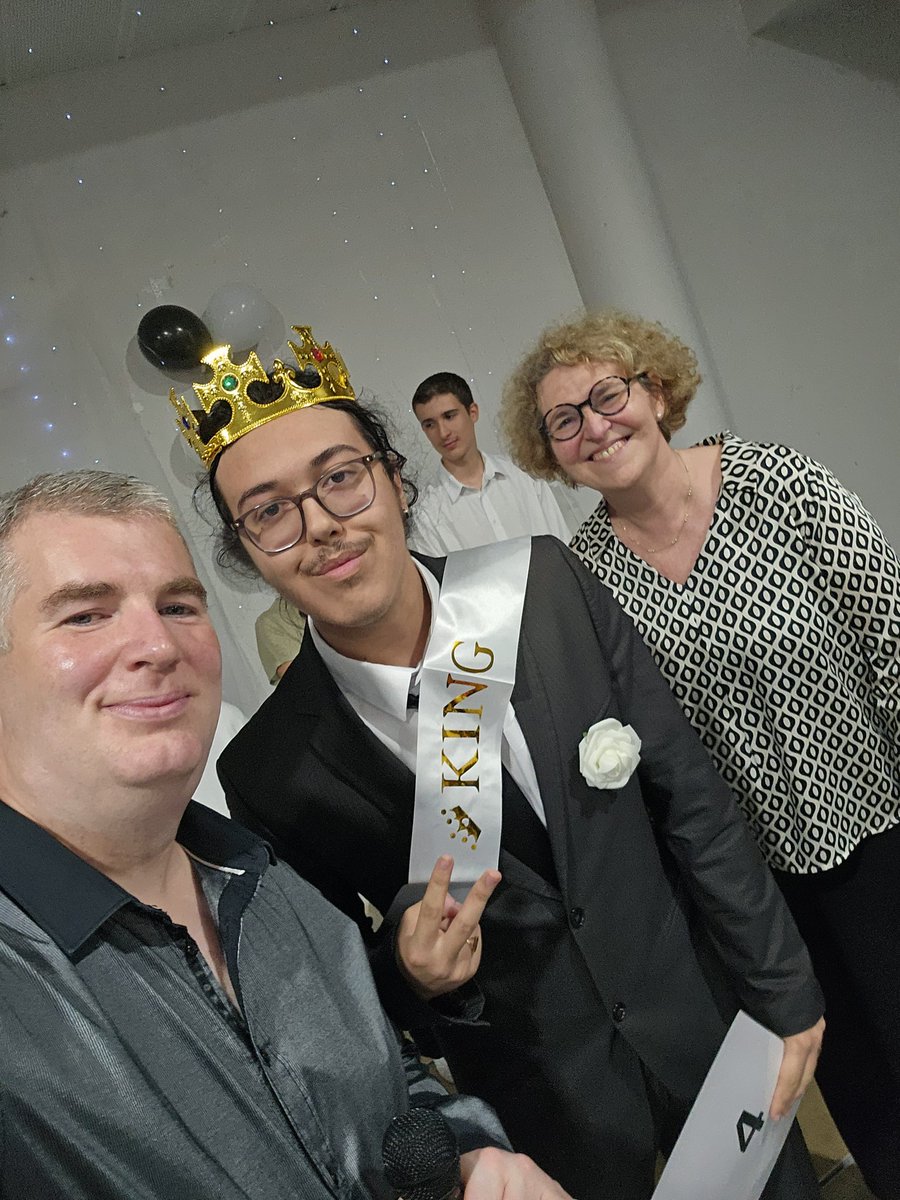 ChristVdbPro's tweet image. Superbe soirée le vendredi 6 juin 2025, merci à M @CEGivors2020 pour la mise à disposition de la salle, merci aux parents d élèves plus 220 jeunes présents. Bonne chance pour le Bac et merci pour cette soirée magnifique @academielyon