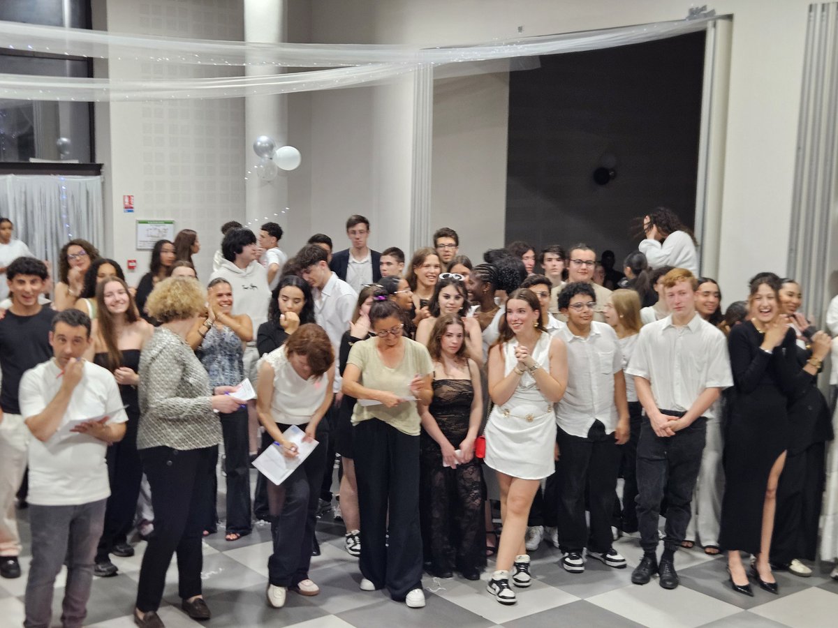 ChristVdbPro's tweet image. Superbe soirée le vendredi 6 juin 2025, merci à M @CEGivors2020 pour la mise à disposition de la salle, merci aux parents d élèves plus 220 jeunes présents. Bonne chance pour le Bac et merci pour cette soirée magnifique @academielyon