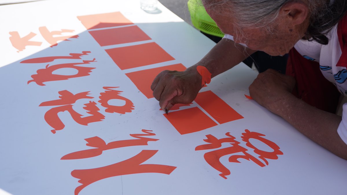 네모난 시트지에 시작해서 별도의 스케치 없이 면도칼 하나로 작업하십니다
대박임~!!