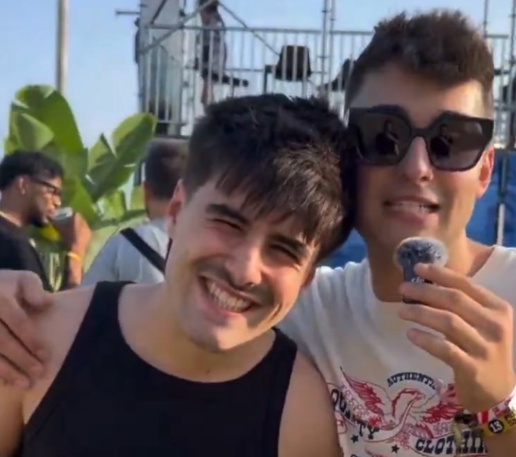 me parece tan tierno y tan ellos el hecho de q en cualquier vídeo bien hecho o en migajas de este finde, salgan ambos juntos siempre