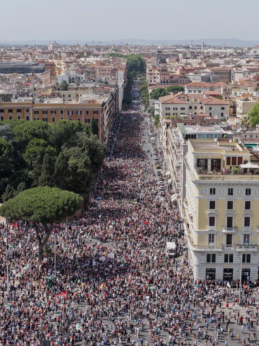 ParrantonisP's tweet image. No es Madrid intentando derrocar al Gobierno. Es Roma saliendo a la calle contra el Genocidio en Gaza