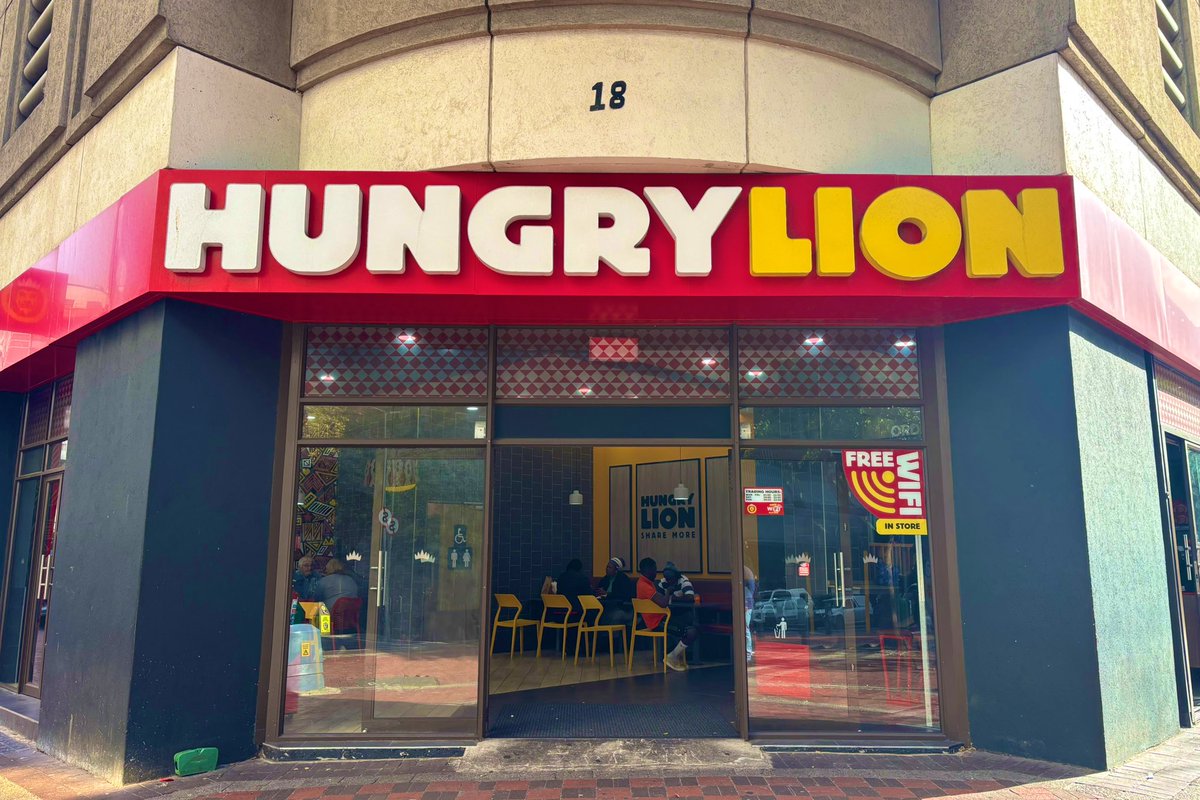 KacchanLOCAL's tweet photo. ザンビアからお世話になった、最高コスパのお店を食べ納め。本当に店名のとおり、ハングリーなライオン気分でむさぼり喰いまくれました。ありがとうございました🦁
#ハングリーライオン #ケープタウン https://t.co/l6nj91JeQo