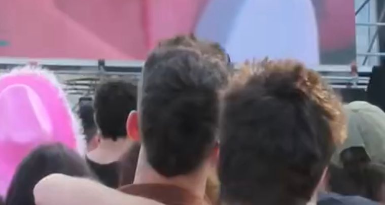 es juanjo agachado para cubrir bien a martin y martin estirándose para llegar bien al cuello de juanjo