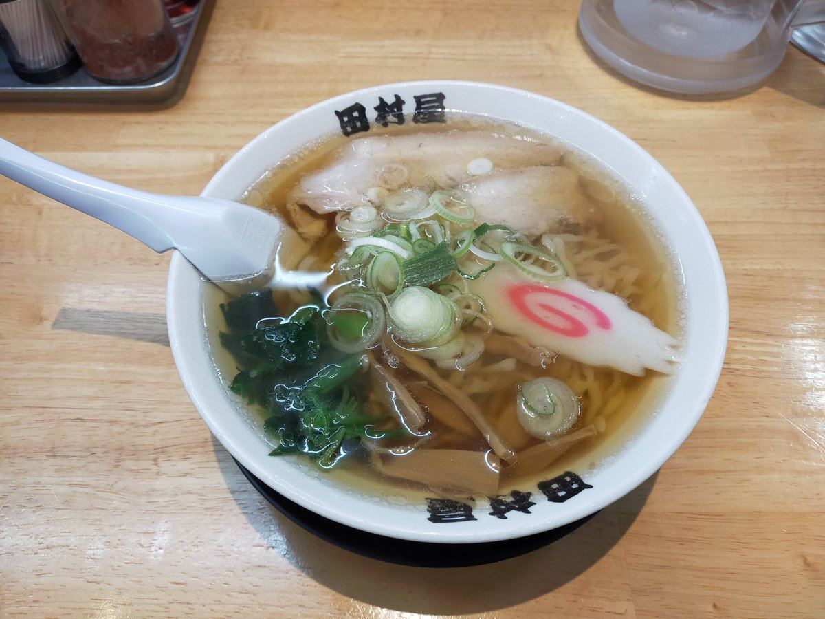 kwatanabex's tweet photo. 田村屋。
注文は青竹手打ちの普通ラーメンと餃子。
スープが並々注がれてて、冷え切った体がホコホコしてくる。
懐かしくてホッとするお味かな。
チャーシューうまし。
麺は手打ち感満載の不揃いのちぢれ麺。
餃子は皮が厚くてモチモチ食感。にんにく強めかな？パンチがある感じ
#田村屋 #佐野ラーメン https://t.co/2tb5EZSiVy