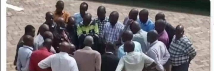 Oya mazee nimewaita hapa kuwaambia hatuwezi kuendelea kuishi hivi geto moja, kwanza nani kavaa dekio?? 🤔