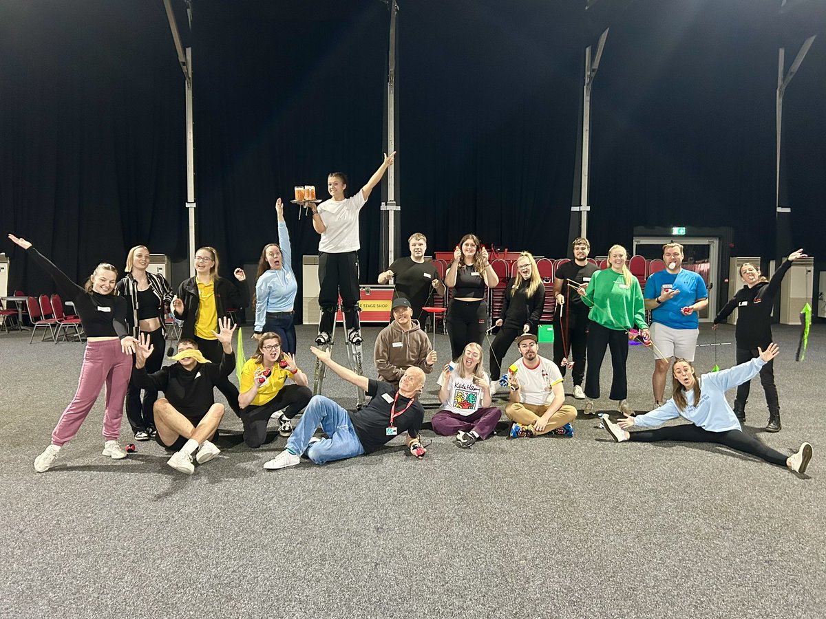 jameslovellx's tweet photo. Redcoat Academy Training continues. A wonderful few days in Minehead 🤡❤️x.
@Butlins 
@feejeemermaidx 
@AlanDuhig 
#CircusSkills
#InteractingWithConfidence
#RedcoatAcademy https://t.co/TMUPjmGrPD