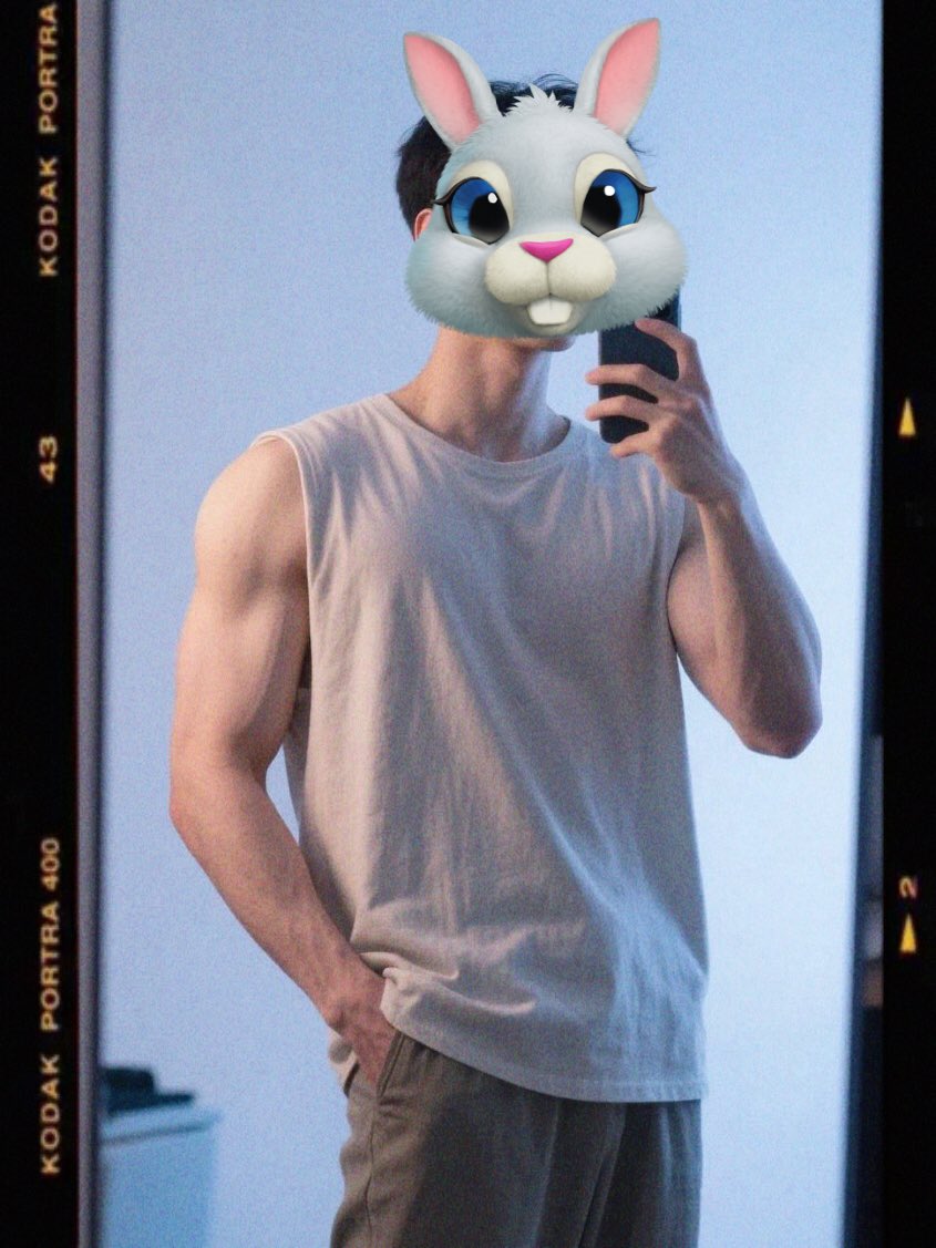 广州今日好鬼热🥵小兔子现在才出门去见粉丝 #健身 #反差 #男菩萨 #腹肌 #胸肌 #肌肉 #男大学生 #广州男大