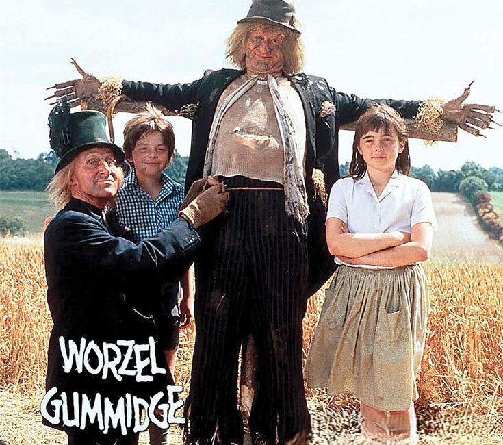 TalkingPicsTV's tweet photo. Worzel has misplaced his 'clever' head 🤯 and turns the farm upside down!

#JonPertwee is 🚜 WORZEL GUMMIDGE (1979) 12:50pm with #CharlotteColeman #JeremyAustin #GeoffreyBayldon in 'A Little Learning' #TPTVsubtitles https://t.co/22bIzLdOf4