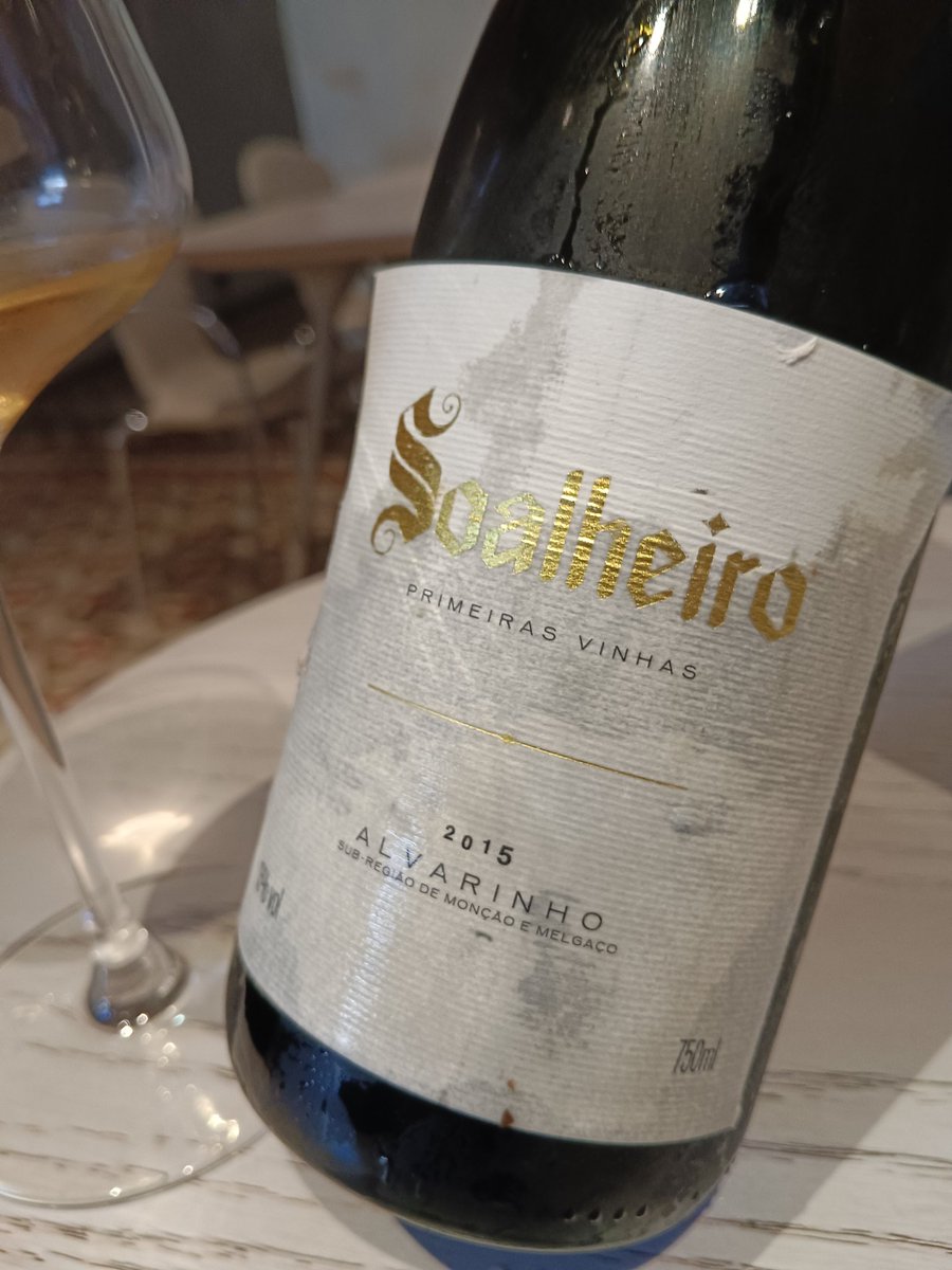Siempre nos queda Portugal.
Botella muy bonita, disfrutada con calma y de la mano de un gran servicio. 
Soalheiro Primeiraa Vinhas 2015😍