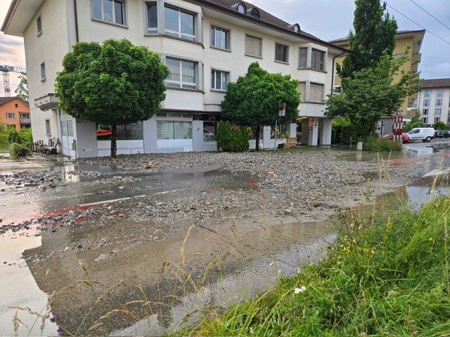 Grosseinsatz wegen Wasserrohrbruch in Oerlikon. Mehrere Kubikmeter Wasser mit Schutt fluteten Strassen und Flurwege, Wasser drang in mehrere umliegende Wohnhäuser ein. Personen kamen nicht zu Schaden, Aufräumarbeiten dauern an. 

#Medienmitteilung: bit.ly/3TdhaLz