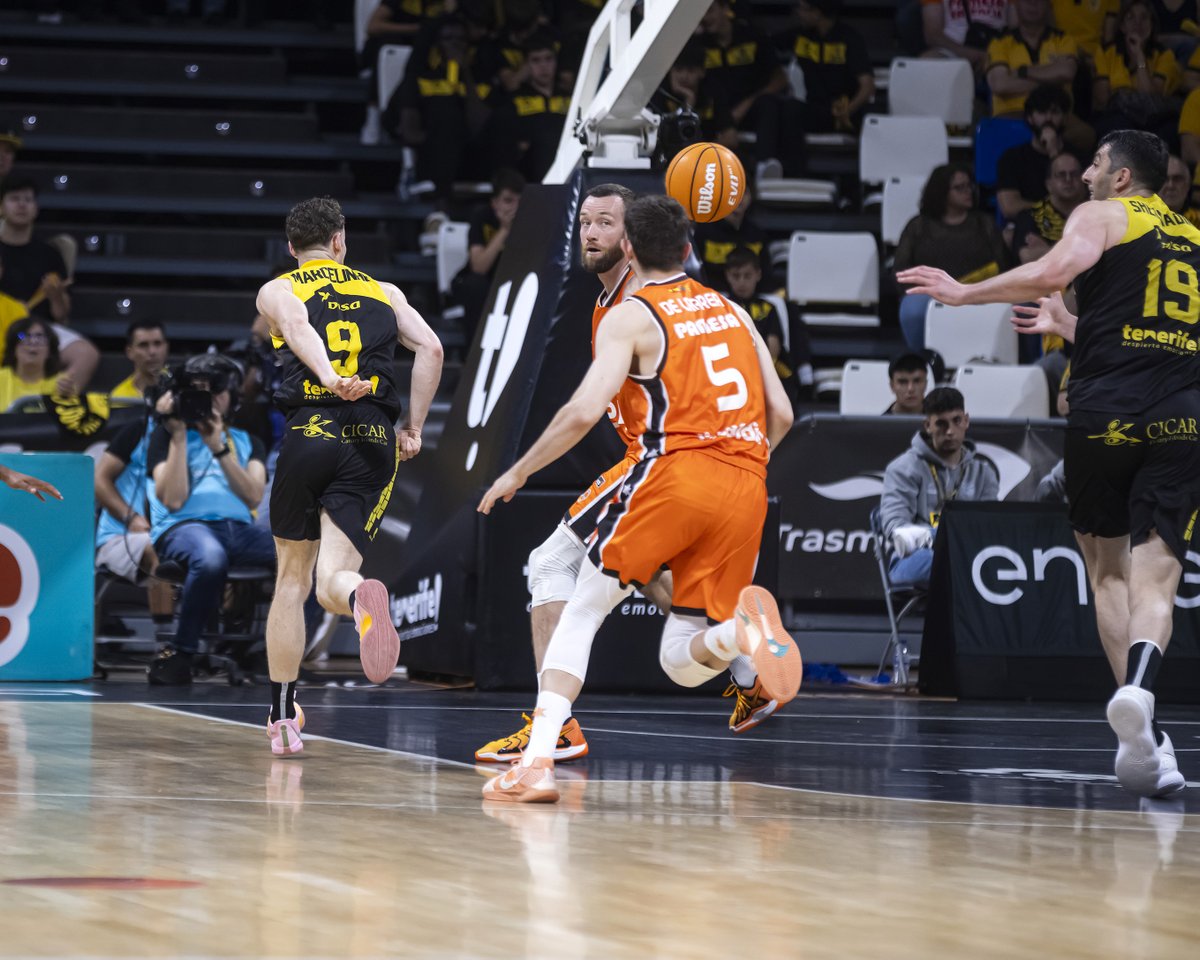 La Laguna Tenerife (@cb1939canarias) on Twitter photo DATOS | 🧐 𝐒𝐚𝐛í𝐚𝐬 𝐪𝐮𝐞...
🏀 Repasamos varias curiosidades estadísticas de la semifinal 🆚 <a href="/valenciabasket/">Valencia Basket Club</a>
😱 Dos temporadas maratonianas, los méritos de ambas fases regulares, los antecedentes en La Fonteta... ¡y mucho más!
ℹ️ Más info 👉 bit.ly/3Zl3iCD DATOS | 🧐 𝐒𝐚𝐛í𝐚𝐬 𝐪𝐮𝐞...
🏀 Repasamos varias curiosidades estadísticas de la semifinal 🆚 <a href="/valenciabasket/">Valencia Basket Club</a>
😱 Dos temporadas maratonianas, los méritos de ambas fases regulares, los antecedentes en La Fonteta... ¡y mucho más!
ℹ️ Más info 👉 bit.ly/3Zl3iCD