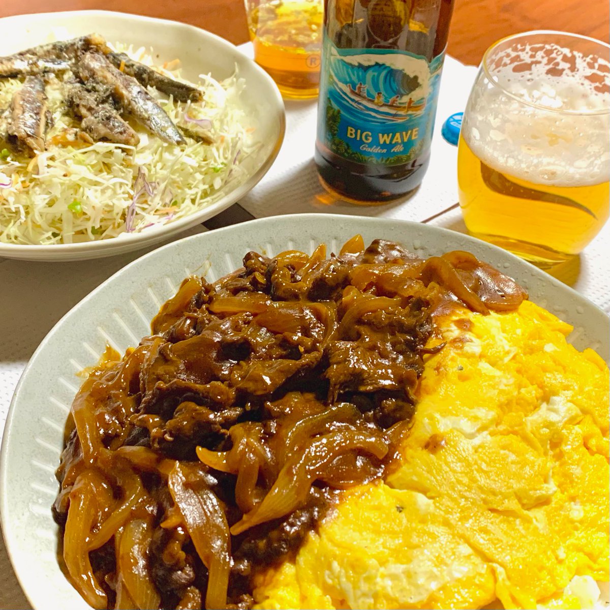 spling_se7874's tweet photo. ハワイに来ましたぁ

本当です　　ウソです

の 切り抜きです

#乾杯メニュー
#晩酌 #晩酌めし
#晩ごはん #晩ご飯
#おうちごはん #家メシ
#料理日記 #自炊記録

#konabeer #コナビール
BIGWAVE(GoldenAle)🍻

"オムハヤシライス" 

"焼きオイルサーディンのサラダ"

自家製ドレッシング(画像3奥)で👍🏻 https://t.co/C2fdlUNbmi