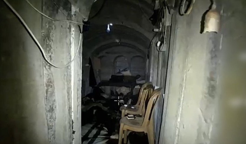 🔻 عثرت قوات الاحتلال على جثة محمد السنوار في سريره ويبدو أنه مختنق ومات موتًا بطيئًا بسبب نقص الأكسجين

حسب التقارير إسرائيل استخدمت قنابل فراغية - وهي قنابل تخترق المخابئ وتسحب كل الأكسجين في الأنفاق وبالتالي تؤدي إلى اختناق أي ناجين من القصف

 وقد منع جيش الإحتلال فرق إنقاذ