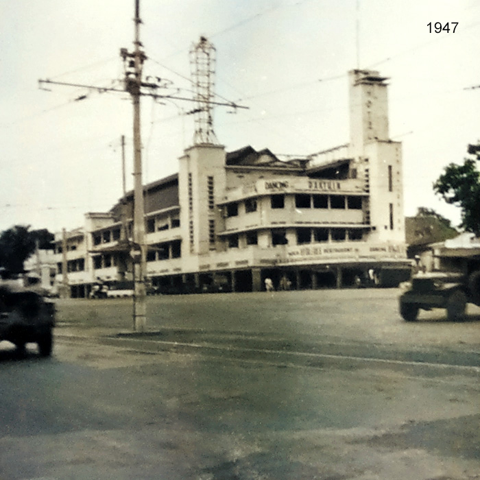 Hotel des Galeries gezien vanaf het Harmonieplein in Jakarta.