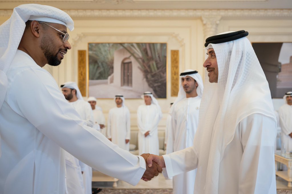 العيد بمصافح يمينك سعادة
وشوفك في عرف المرجله شوفة العيد 💜

حظيت بشرف مصافحة سيدي سمو الشيخ هزاع بن زايد آل نهيان صباح عيد الأضحى - قصر المقام