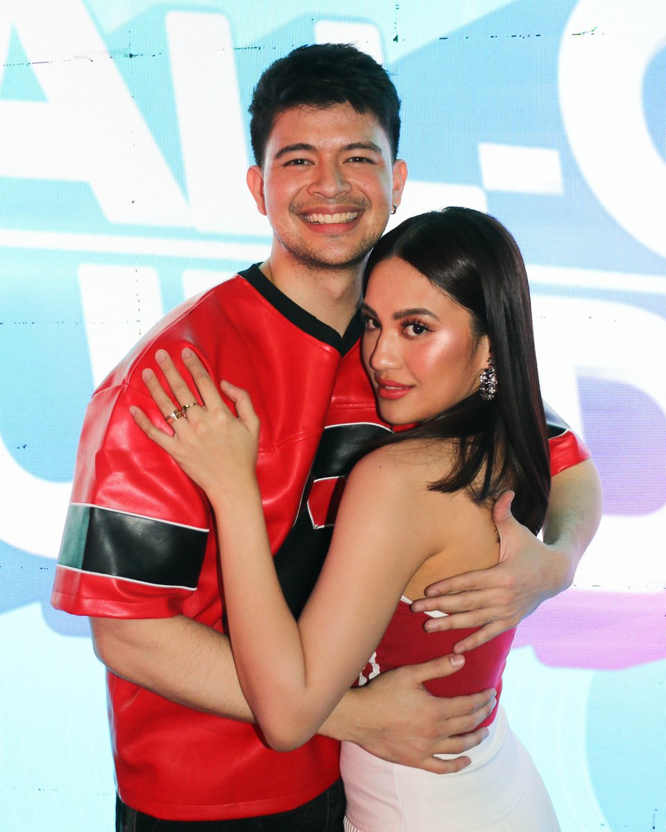 AllOutSundays7's tweet image. A powerhouse performance from our ultimate power couple and #TheClash2025 hosts, Julie Anne San Jose and Rayver Cruz! 🔥🎤 #AllOutSundays #AOSPanaloKa