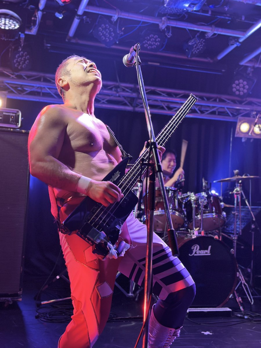 今日はマメさんのバンド
Billyを見てきたよ🎸
プロレスラーマメとはまた全然ちがう一面が見れて、ホントにカッコ良かった♡

#Billy
#遠藤マメ
#pr666