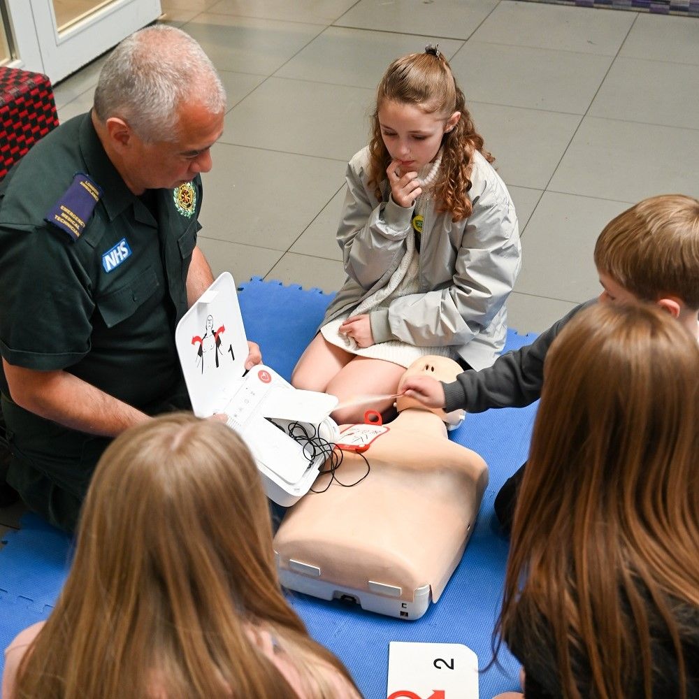 Learn to save a life this summer 😎

It only takes 5 mins and you could save someone you love. Over the next few months, you'll find our #LondonLifesavers team at fire stations, parks and even #LondonZoo! 

Search #LondonLifesavers events to learn more 🔎