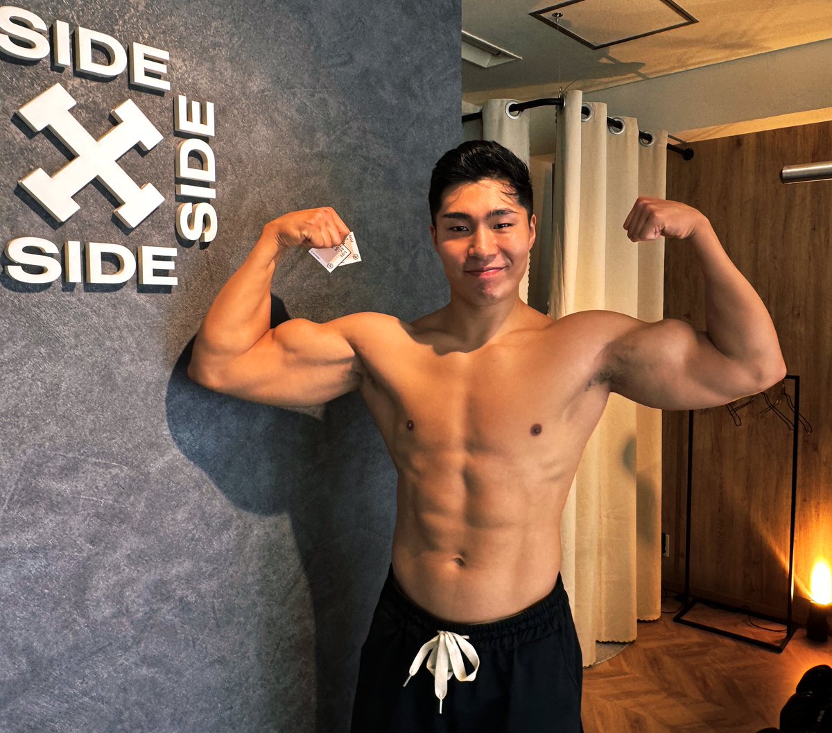 Nr9Bna's tweet photo. パーソナルモニター３回目！ウェアの上からでも◯クビの位置がク��キリの爆乳&amp;爆二頭マッチョのRyukiさん🤩(脚も拝みたかった)
元柔道選手ってのがなんかエロ…
低重量でものすごい効く肩トレ教えてもらった（肩上がらん🫠） https://t.co/YWhepTwL4h