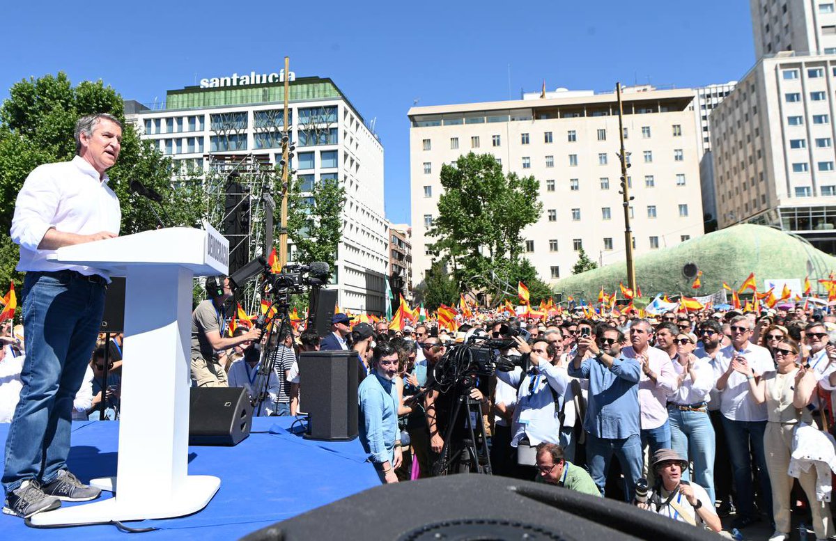 LopezMirasF's tweet photo. 🇪🇸 La Plaza de España y las calles de Madrid desbordadas.

No a la mafia.
Sí a la democracia.

#Concentración8J
#MafiaoDemocracia https://t.co/EhJd0TFVgb