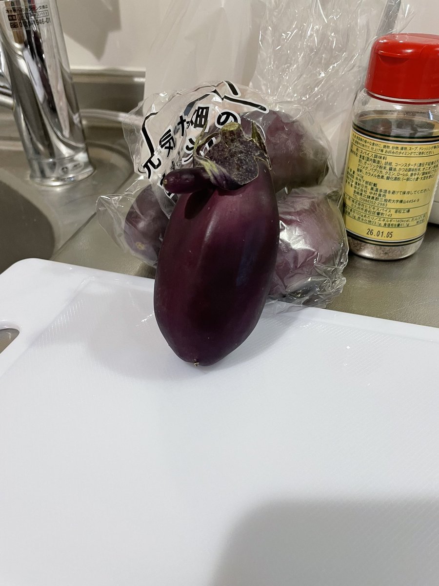 なんか変な形のなすびが居たぞ😀