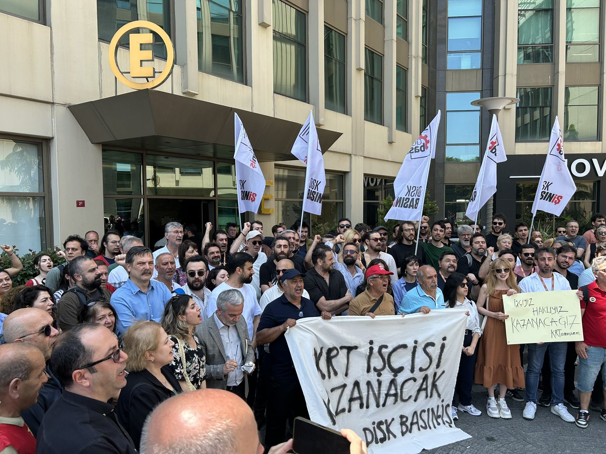 krt'den arkadaşlarımız aylardır maaşlarını alamıyor. bugün de eylemlerinin 5. gününde kanalın önünde bir araya geldiler.