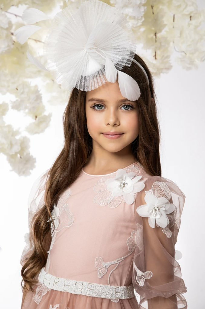 Eirene_Studio's tweet image. Powder pink tulle dress with white 3D flowers, crystals and pearls 🤍

#eirenestudio #kidsdresses #kidsfashion #childreswear #beautifuldresses #springsummercollection
