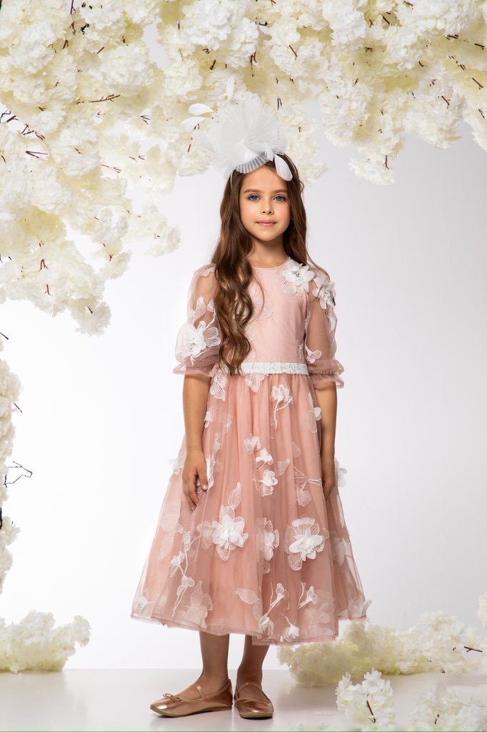 Eirene_Studio's tweet image. Powder pink tulle dress with white 3D flowers, crystals and pearls 🤍

#eirenestudio #kidsdresses #kidsfashion #childreswear #beautifuldresses #springsummercollection