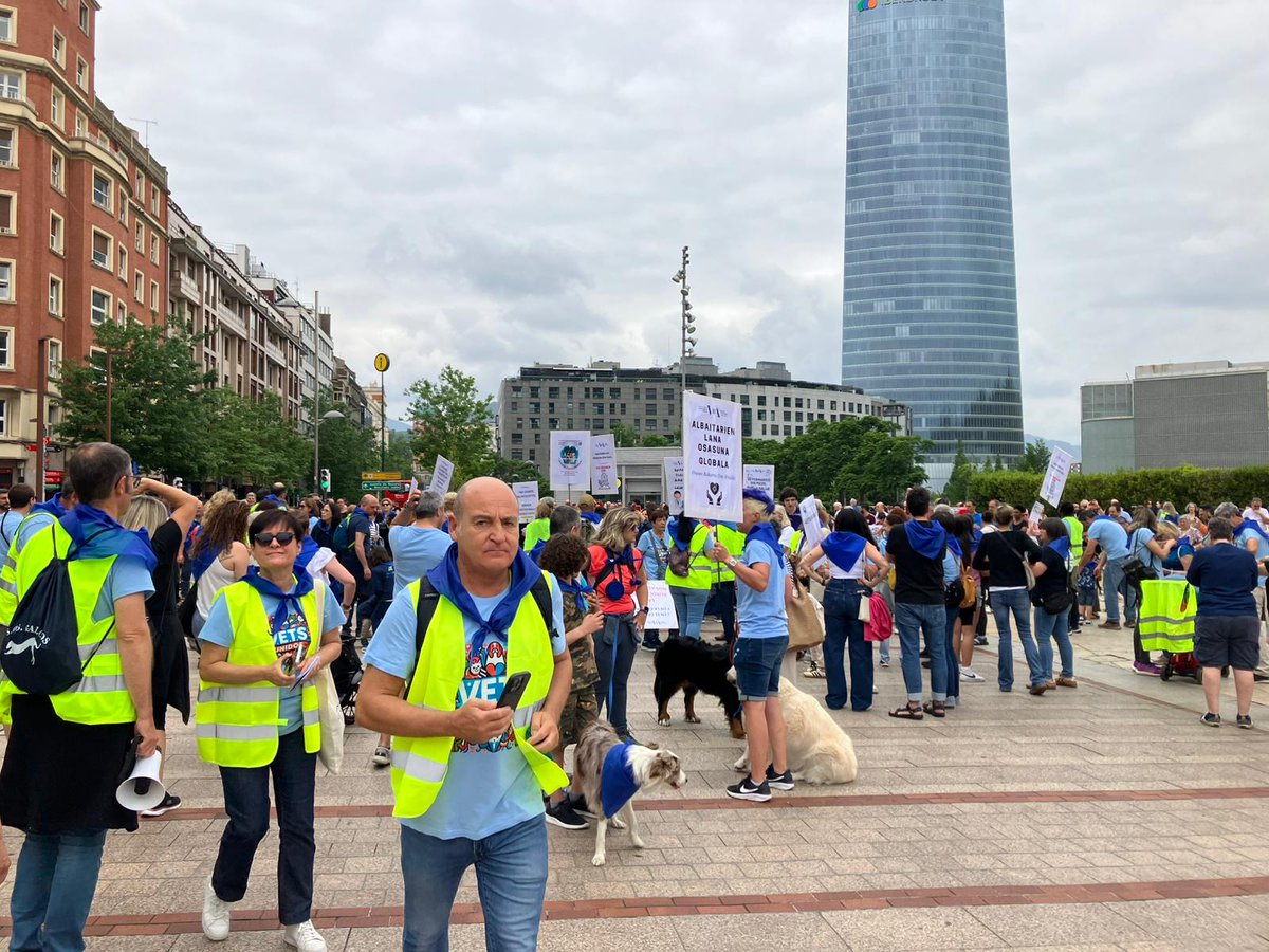 colvetbizkaia's tweet photo. ¡Iniciamos la manifestación junto al Puppy! Manifestazioa Puppyren ondoan hasten dugu!
#Unete #8Junio #ManifestacionVeterinaria #Dejanostrabajar #VetBasta #colvet #bizkaia #rd666 #veterinariaclinica #veterinariosenlucha #saludanimal #saludpública #veterinariosunidos https://t.co/64bGrtpmEd