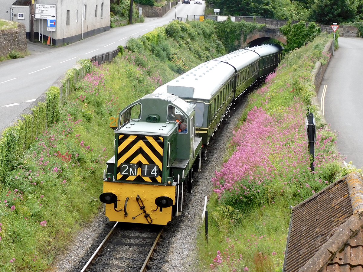 kingy69beard's tweet image. One of the most fun things about the West Somerset diesel gala was the use of their DMU as hauled stock. My experience was with #Class14 #teddybear D9526 providing the power coming into Watchet on Thursday afternoon.