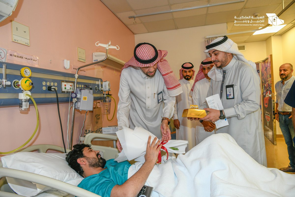 تقديراً لجهودهم وعطائهم خلال أيام إجازة عيد الأضحى المبارك، الادارة العامة للخدمات المساندة بـ #الهيئة_الملكية_بينبع تقوم بمعايدة قسم الاطفاء ومركز العمليات بإدارة الأمن الصناعي والسلامة، واختتمت الزيارة بمعايدة المرضى المنومين بالمركز الطبي، سائلين الله لهم بالشفاء العاجل.