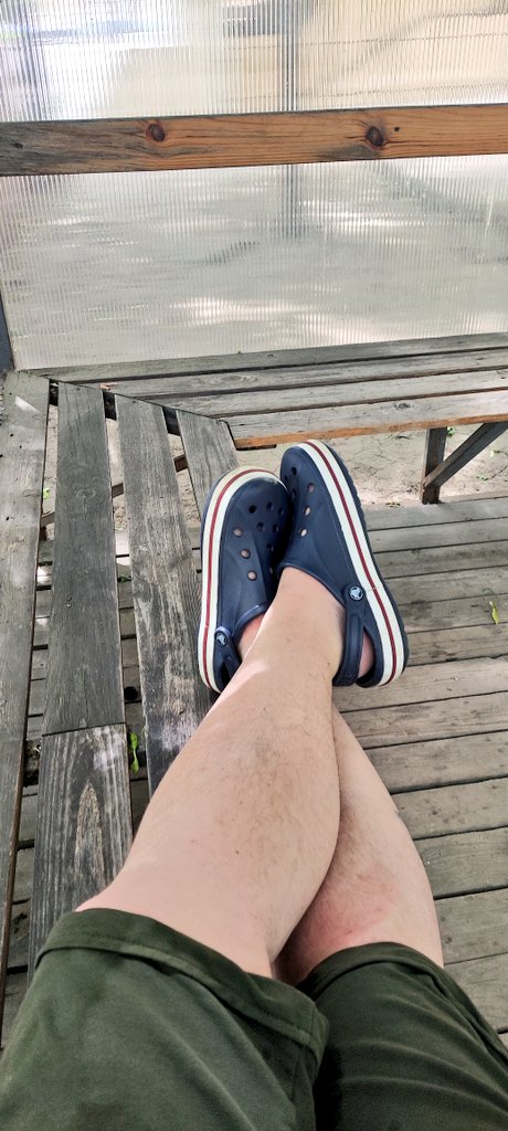 Нагнетает, темнеет, ветер усиливается и потом ливень, жто как катарсис и эпилог донного действия... 
Хорошо сидеть в беседке и то наблюдать на работе