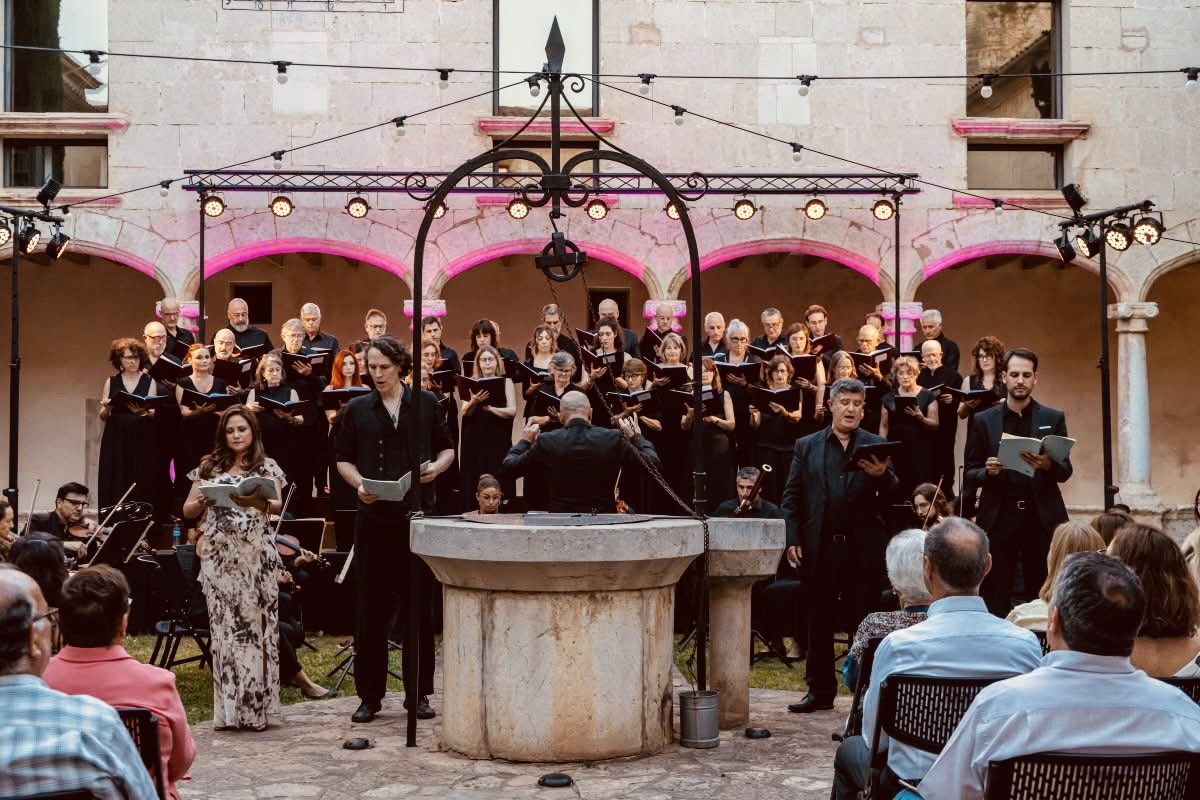 📸 Imatges del concert de divendres passat, inaugurant INCLASSIC 2025 – Cicle de Música Clàssica a #Inca: la Missa Dei Filii de J. D. Zelenka, amb Studium Cor de Cambra i Art Vocal Ensemble sota la direcció de Llorenç Gelabert Gual.

📍Claustre de Santo Domingo, Inca, #Mallorca.