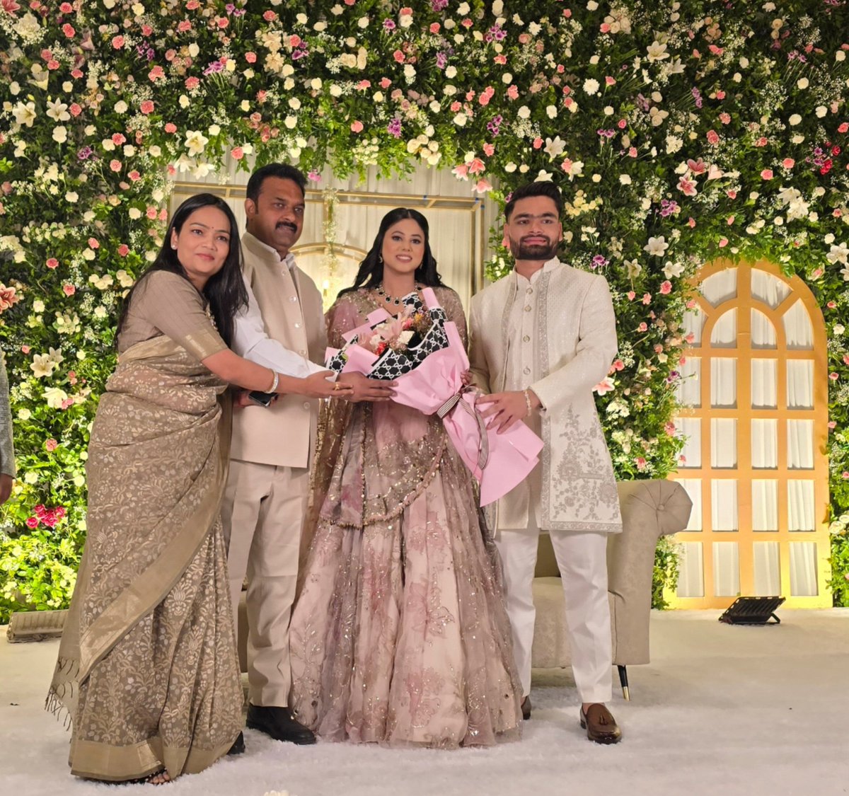 आज लखनऊ में लोकसभा सांसद प्रिया सरोज जी एवं भारतीय क्रिकेट जगत के चमकते सितारे रिंकू सिंह जी के सगाई समारोह में अपनी पत्नी संग सम्मिलित होकर सुखद, समृद्ध एवं मंगलमय भविष्य की हार्दिक शुभकामनाएँ दीं।

#priyasaroj #RinkuSingh